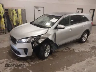 2019 Kia Sorento L z VIN 5XYPG4A3XKG575729, wystawiony jako IAAI lot #41851001 z przebiegiem 105 272 mil mil oraz . Historia ofert i sprzedaży dostępna na DreamBid. Obrazek 17.
