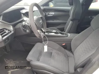 2022 Audi e-tron GT Premium Plus z VIN WAUCJBFW3N7008607, wystawiony jako Copart lot #46582463 z przebiegiem 5996 mil mil oraz . Historia ofert i sprzedaży dostępna na DreamBid. Obrazek 7.