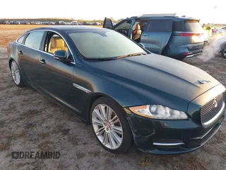 2015 Jaguar XJ Portfolio z VIN SAJWA2GZ3F8V85384, wystawiony jako IAAI lot #40605684 z przebiegiem Nie podano mil oraz . Historia ofert i sprzedaży dostępna na DreamBid. Obrazek 1.