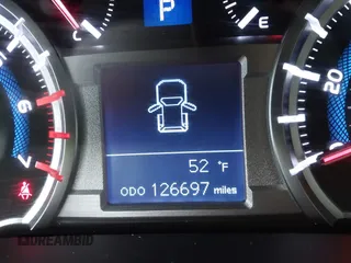 2018 Toyota 4Runner SR5 z VIN JTEBU5JR6J5487132, wystawiony jako IAAI lot #41673630 z przebiegiem 126 697 mil mil oraz . Historia ofert i sprzedaży dostępna na DreamBid. Obrazek 15.