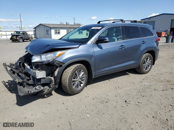 2017 Toyota Highlander XLE with VIN 5TDJZRFH4HS460704, listed as a Copart auction lot 52048665 with 46,214 mi miles and Salvage Title. Bid and sale history available at carsss.com. Image 1.