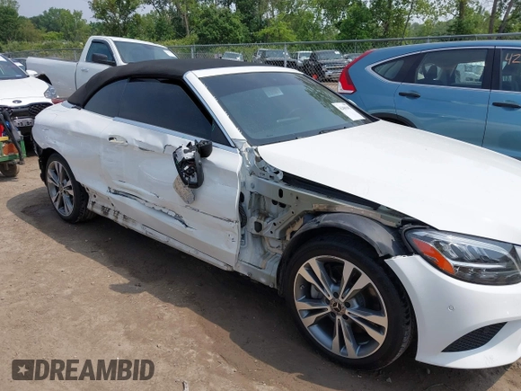 2019 Mercedes-Benz C 300 z VIN WDDWK8EB3KF783527, wystawiony jako IAAI lot #42486292 z przebiegiem 94 889 mil mil oraz . Historia ofert i sprzedaży dostępna na DreamBid. Obrazek 6.
