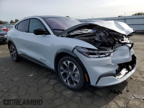 2022 Ford Mustang Mach-E Premium z VIN 3FMTK3SU7NMA49432, wystawiony jako Copart lot #36591543 z przebiegiem 993 mil mil oraz . Historia ofert i sprzedaży dostępna na DreamBid. Obrazek 4.
