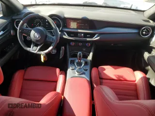 2024 Alfa Romeo Stelvio Ti z VIN ZASPAKBN3R7D71620, wystawiony jako Copart lot #80831844 z przebiegiem 6 354 mil mil oraz Szkoda całkowita • Salvage title. Historia ofert i sprzedaży dostępna na DreamBid. Obrazek 8.
