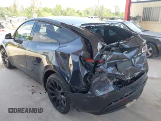 2024 Tesla Model Y Long Range z VIN 7SAYGDEE7RA229591, wystawiony jako IAAI lot #42194044 z przebiegiem 22 866 mil mil oraz . Historia ofert i sprzedaży dostępna na DreamBid. Obrazek 3.