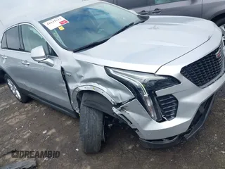 2019 Cadillac XT4 FWD Luxury z VIN 1GYAZAR43KF160132, wystawiony jako IAAI lot #41941512 z przebiegiem 68 835 mil mil oraz . Historia ofert i sprzedaży dostępna na DreamBid. Obrazek 1.