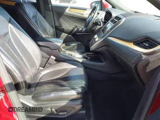 2015 Lincoln MKC z VIN 5LMCJ1A90FUJ32652, wystawiony jako IAAI lot #41853480 z przebiegiem 110 219 mil mil oraz . Historia ofert i sprzedaży dostępna na DreamBid. Obrazek 5.