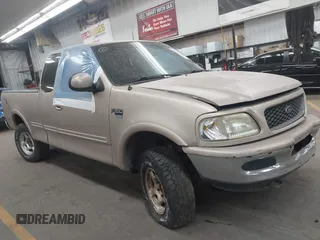 1998 Ford F-150 z VIN 1FTZX18W6WKA83626, wystawiony jako IAAI lot #40625179 z przebiegiem 343 403 mil mil oraz . Historia ofert i sprzedaży dostępna na DreamBid. Obrazek 1.