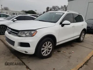 2014 Volkswagen Touareg Lux z VIN WVGEF9BP8ED003324, wystawiony jako Copart lot #85994854 z przebiegiem 157 776 mil mil oraz Tytuł czysty. Historia ofert i sprzedaży dostępna na DreamBid. Obrazek 1.