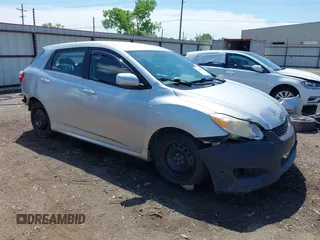 2010 Toyota Matrix z VIN 2T1KU4EE6AC330192, wystawiony jako IAAI lot #42088713 z przebiegiem 159 069 mil mil oraz . Historia ofert i sprzedaży dostępna na DreamBid. Obrazek 1.