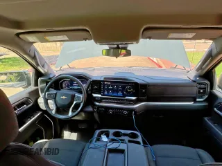 2025 Chevrolet Silverado 1500 LT z VIN 1GCUKDED8SZ171415, wystawiony jako Copart lot #61592605 z przebiegiem 1 866 mil mil oraz Czysty tytuł • Clean title. Historia ofert i sprzedaży dostępna na DreamBid. Obrazek 9.