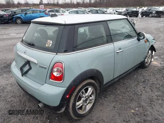 2013 MINI Hardtop z VIN WMWSU3C51DT686959, wystawiony jako IAAI lot #41020389 z przebiegiem 86 770 mil mil oraz . Historia ofert i sprzedaży dostępna na DreamBid. Obrazek 4.