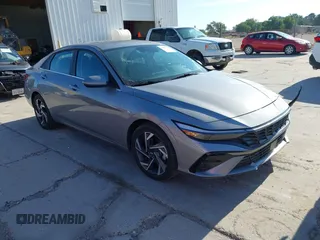 2025 Hyundai Elantra SEL Convenience z VIN KMHLS4DG5SU913155, wystawiony jako IAAI lot #42475198 z przebiegiem 11 363 mil mil oraz . Historia ofert i sprzedaży dostępna na DreamBid. Obrazek 1.