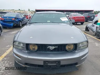 2006 Ford Mustang GT Deluxe z VIN 1ZVHT82H065132924, wystawiony jako IAAI lot #42402048 z przebiegiem 146 526 mil mil oraz . Historia ofert i sprzedaży dostępna na DreamBid. Obrazek 13.