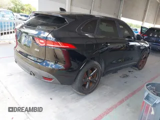 2017 Jaguar F-Pace 35t R-Sport z VIN SADCL2BV7HA063633, wystawiony jako IAAI lot #42561114 z przebiegiem 131 230 mil mil oraz . Historia ofert i sprzedaży dostępna na DreamBid. Obrazek 4.