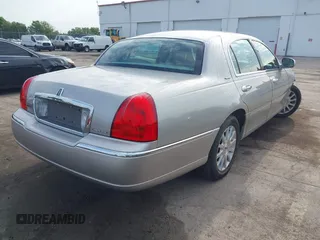 2007 Lincoln Town Car Signature с VIN 1LNHM81V97Y603665, выставлен на аукционе IAAI как лот 42224688 с пробегом 82 861 миль миль и . История ставок и продаж доступна на DreamBid. Изображение 4.