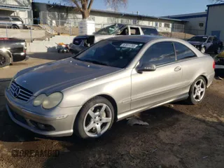 2005 Mercedes-Benz CLK 500 z VIN WDBTJ75J85F143494, wystawiony jako Copart lot #47811785 z przebiegiem 139 255 mil mil oraz Szkody całkowita. Historia ofert i sprzedaży dostępna na DreamBid. Obrazek 1.
