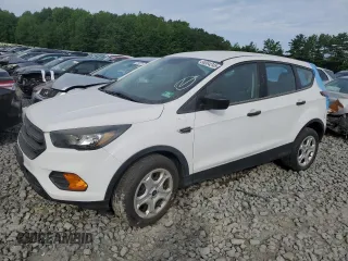 2018 Ford Escape S z VIN 1FMCU0F76JUD06292, wystawiony jako Copart lot #56584245 z przebiegiem 136 973 mil mil oraz Szkoda całkowita • Salvage title. Historia ofert i sprzedaży dostępna na DreamBid. Obrazek 1.