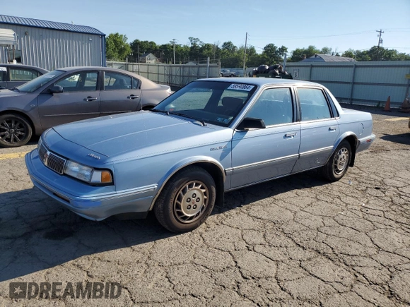1993 Oldsmobile Cutlass Ciera S z VIN 1G3AG54N3P6330824, wystawiony jako Copart lot #59590864 z przebiegiem 2 689 mil mil oraz Czysty tytuł • Clean title. Historia ofert i sprzedaży dostępna na DreamBid. Obrazek 1.