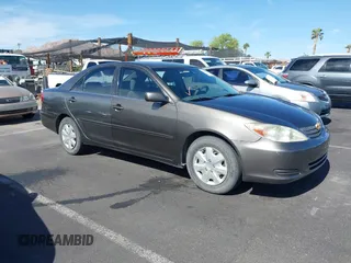 2004 Toyota Camry LE z VIN 4T1BE32K04U908081, wystawiony jako IAAI lot #42291607 z przebiegiem 265 256 mil mil oraz . Historia ofert i sprzedaży dostępna na DreamBid. Obrazek 1.