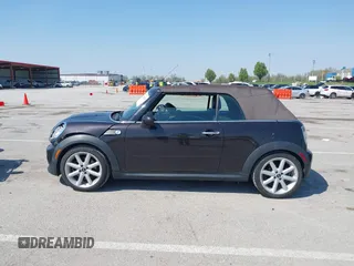 2012 MINI Convertible S с VIN WMWZP3C52CT550179, выставлен на аукционе IAAI как лот 42046285 с пробегом 87 718 миль миль и . История ставок и продаж доступна на DreamBid. Изображение 13.