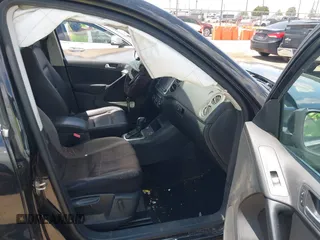 2017 Volkswagen Tiguan Wolfsburg Edition z VIN WVGSV7AX1HW503670, wystawiony jako IAAI lot #42235251 z przebiegiem 88 477 mil mil oraz . Historia ofert i sprzedaży dostępna na DreamBid. Obrazek 5.