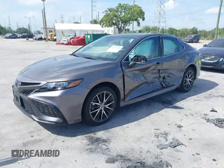 2024 Toyota Camry SE z VIN 4T1G11AK8RU901040, wystawiony jako IAAI lot #41977610 z przebiegiem 12 694 mil mil oraz . Historia ofert i sprzedaży dostępna na DreamBid. Obrazek 2.