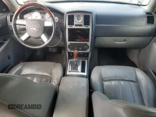 2006 Chrysler 300 C z VIN 2C3LA63HX6H439925, wystawiony jako Copart lot #56059655 z przebiegiem 206 856 mil mil oraz Czysty tytuł • Clean title. Historia ofert i sprzedaży dostępna na DreamBid. Obrazek 8.