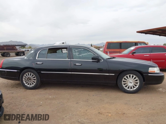2008 Lincoln Town Car z VIN 2LNHM85WX8X636193, wystawiony jako IAAI lot #41916910 z przebiegiem Nie podano mil oraz . Historia ofert i sprzedaży dostępna na DreamBid. Obrazek 12.