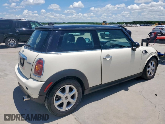 2010 MINI Hardtop z VIN WMWMF3C52ATZ66811, wystawiony jako Copart lot #62948155 z przebiegiem 170 347 mil mil oraz Czysty tytuł • Clean title. Historia ofert i sprzedaży dostępna na DreamBid. Obrazek 3.