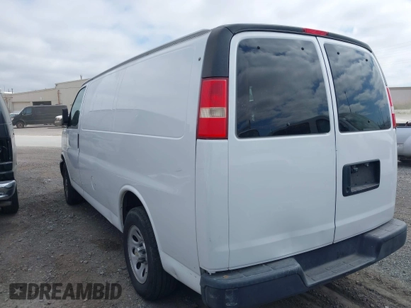 2013 Chevrolet Express Cargo z VIN 1GCSGAFX7D1179068, wystawiony jako IAAI lot #42416117 z przebiegiem 203 041 mil mil oraz . Historia ofert i sprzedaży dostępna na DreamBid. Obrazek 3.