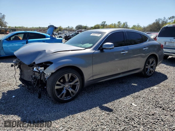 2015 Infiniti Q70 z VIN JN1BY1AR4FM562282, wystawiony jako Copart lot #48322155 z przebiegiem 98 645 mil mil oraz Szkoda całkowita • Salvage title. Historia ofert i sprzedaży dostępna na DreamBid. Obrazek 1.