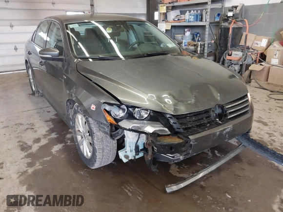 2014 Volkswagen Passat Wolfsburg Edition z VIN 1VWAT7A31EC080098, wystawiony jako IAAI lot #41719111 z przebiegiem 166 828 mil mil oraz . Historia ofert i sprzedaży dostępna na DreamBid. Obrazek 6.