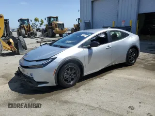 2024 Toyota Prius LE z VIN JTDACAAU2R3031040, wystawiony jako Copart lot #57495285 z przebiegiem 5743 mil mil oraz Szkoda całkowita • Salvage title. Historia ofert i sprzedaży dostępna na DreamBid. Obrazek 1.