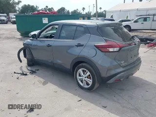 2022 Nissan Kicks S z VIN 3N1CP5BV3NL517739, wystawiony jako IAAI lot #42181025 z przebiegiem 26 087 mil mil oraz . Historia ofert i sprzedaży dostępna na DreamBid. Obrazek 3.