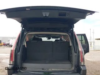 2017 Cadillac Escalade Luxury z VIN 1GYS4BKJ0HR271477, wystawiony jako IAAI lot #42278219 z przebiegiem Nie podano mil oraz . Historia ofert i sprzedaży dostępna na DreamBid. Obrazek 17.