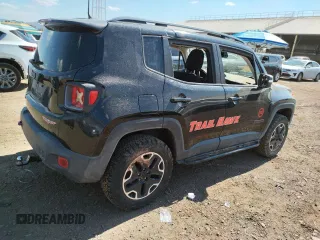 2015 Jeep Renegade Trailhawk z VIN ZACCJBCT9FPB21561, wystawiony jako Copart lot #63051673 z przebiegiem Nie podano mil oraz Szkoda całkowita • Salvage title. Historia ofert i sprzedaży dostępna na DreamBid. Obrazek 3.