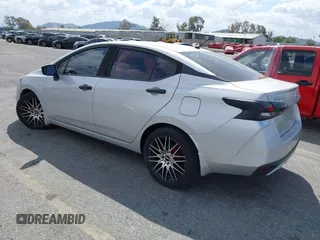 2020 Nissan Versa S z VIN 3N1CN8DVXLL882520, wystawiony jako IAAI lot #41896671 z przebiegiem 57 925 mil mil oraz . Historia ofert i sprzedaży dostępna na DreamBid. Obrazek 3.