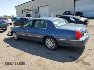 2005 Lincoln Town Car Signature z VIN 1LNHM81W25Y636545, wystawiony jako Copart lot #54044505 z przebiegiem 135 646 mil mil oraz Szkoda całkowita • Salvage title. Historia ofert i sprzedaży dostępna na DreamBid. Obrazek 2.