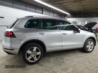 2012 Volkswagen Touareg Lux z VIN WVGEF9BP2CD010105, wystawiony jako Copart lot #52517015 z przebiegiem 74 279 mil mil oraz Szkoda całkowita • Salvage title. Historia ofert i sprzedaży dostępna na DreamBid. Obrazek 3.