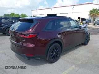 2025 Mazda CX-90 Premium Sport z VIN JM3KKCHA8S1201473, wystawiony jako IAAI lot #41954516 z przebiegiem 2 555 mil mil oraz . Historia ofert i sprzedaży dostępna na DreamBid. Obrazek 4.