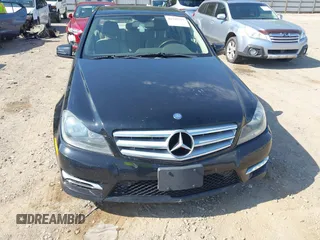 2012 Mercedes-Benz C 300 Sport z VIN WDDGF8BB8CR200253, wystawiony jako IAAI lot #42735797 z przebiegiem 140 277 mil mil oraz . Historia ofert i sprzedaży dostępna na DreamBid. Obrazek 6.