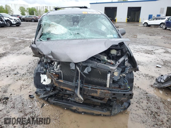 2018 Toyota Sienna LE z VIN 5TDJZ3DC6JS199103, wystawiony jako Copart lot #57821175 z przebiegiem Nie podano mil oraz Szkoda całkowita • Salvage title. Historia ofert i sprzedaży dostępna na DreamBid. Obrazek 5.