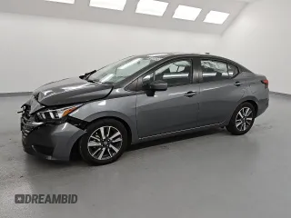 2023 Nissan Versa SV z VIN 3N1CN8EV2PL833090, wystawiony jako Copart lot #54409295 z przebiegiem 56 389 mil mil oraz Czysty tytuł • Clean title. Historia ofert i sprzedaży dostępna na DreamBid. Obrazek 1.