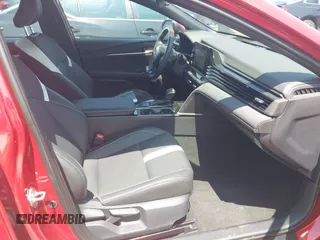 2025 Toyota Camry LE z VIN 4T1DAACK9SU100106, wystawiony jako IAAI lot #42390449 z przebiegiem 8 343 mil mil oraz . Historia ofert i sprzedaży dostępna na DreamBid. Obrazek 5.