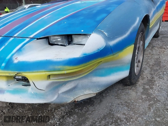 1994 Chevrolet Camaro z VIN 2G1FP22S6R2203690, wystawiony jako IAAI lot #41827837 z przebiegiem 183 917 mil mil oraz . Historia ofert i sprzedaży dostępna na DreamBid. Obrazek 6.