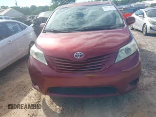 2012 Toyota Sienna LE AAS z VIN 5TDKK3DC7CS209567, wystawiony jako IAAI lot #42323115 z przebiegiem 293 604 mil mil oraz . Historia ofert i sprzedaży dostępna na DreamBid. Obrazek 13.