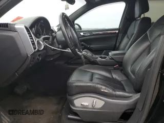 2012 Porsche Cayenne z VIN WP1AA2A21CLA11779, wystawiony jako Copart lot #60248175 z przebiegiem 131 748 mil mil oraz Szkoda całkowita • Salvage title. Historia ofert i sprzedaży dostępna na DreamBid. Obrazek 7.