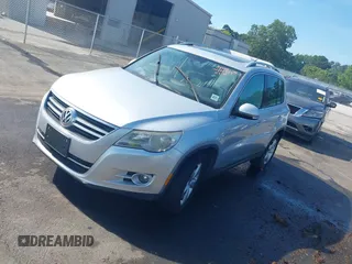2010 Volkswagen Tiguan S z VIN WVGAV7AX5AW001651, wystawiony jako IAAI lot #42665765 z przebiegiem Nie podano mil oraz . Historia ofert i sprzedaży dostępna na DreamBid. Obrazek 2.
