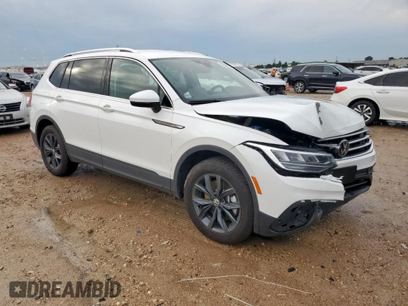 2024 Volkswagen Tiguan SE z VIN 3VV3B7AX0RM188817, wystawiony jako Copart lot #58040225 z przebiegiem 6 299 mil mil oraz Szkoda całkowita • Salvage title. Historia ofert i sprzedaży dostępna na DreamBid. Obrazek 4.